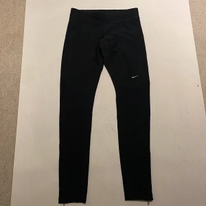 Träningstights Nike - oanvända  - Svarta oanvända träningstights från Nike. 3/4 längd. Super fina! Dri-fit!   Köparen står för frakten. Jag ansvarar inte för postens hantering. Jag visar bild på när jag skickar paketet. Vid fler intressen av objekt kan bud över begärt ingångspris läggas.