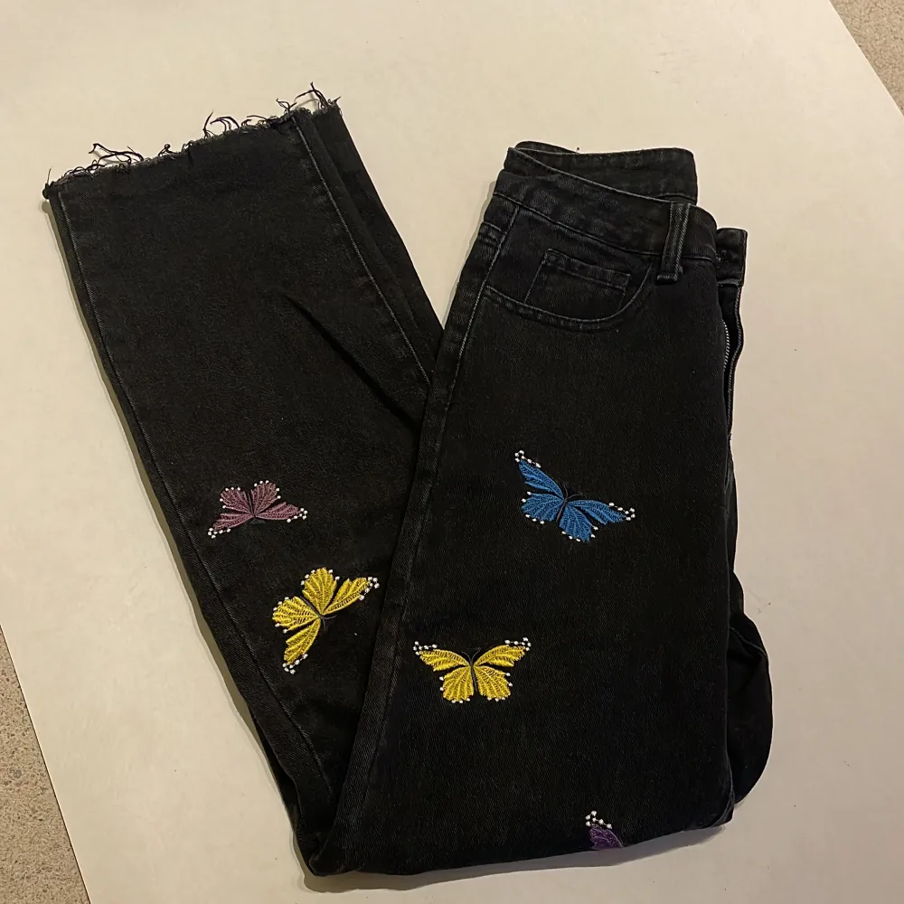 Super coola svarta jeans med fjärilar detaljer.  Köparen står för frakten. Jag ansvarar inte för postens hantering. Jag visar bild på när jag skickar paketet. Vid fler intressen av objekt kan bud över begärt ingångspris läggas.. Jeans & Byxor.