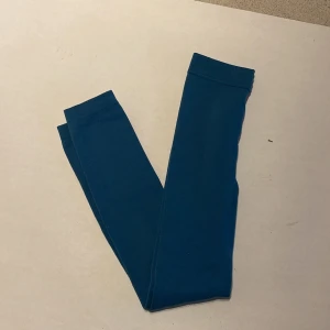 Leggings blå/gröna med fleece - Fina leggings med fleece på insidan. Blå/gröna   Köparen står för frakten. Jag visar bild när jag skickar paketet. Vid fler intressen av kläderna kan bud läggas