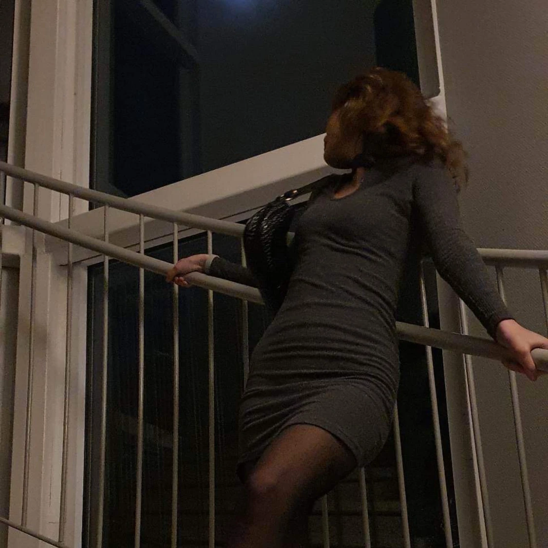 Grå stickad klänning  - 90