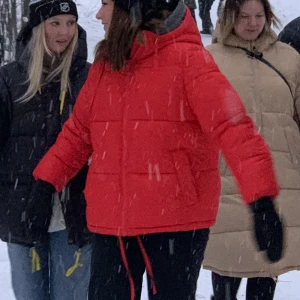 Vinterjacka röd  - En jättefin och så skön vinterjacka köpt från H&M! Liknar lite en fjällräven jacka, köpt förra året så använd endast en vinter så bra skick! Har ett litet litet hål i ens ficka så man känner lite av fodret men inget som märks av alls.❤️