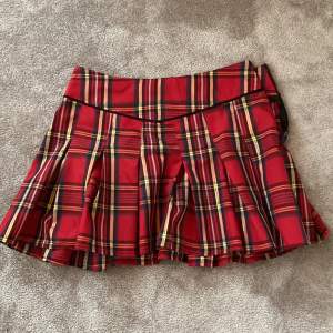 Säljer denna supersöta kjol från Flash som jag lagt upp så den är kort!! Passar perfekt nu till julen eller bara till vardags med stickad tröja och boots!! 