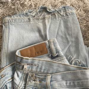Jeans med slitningar 