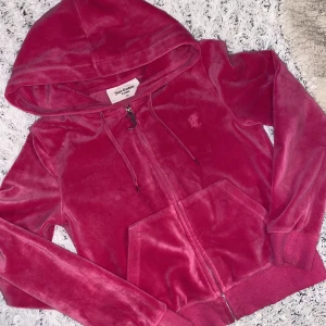 JUICY COUTURE ROSA - Storlek XS. Jättefint skick, använd fåtal gånger. Superfin rosa färg 💕 Säljer för 350kr Köparen står för frakten på 66kr, spårbar🥰
