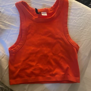 Linne  - Ornaget linne från H&M, aldrig använt. Stl s, 50kr 