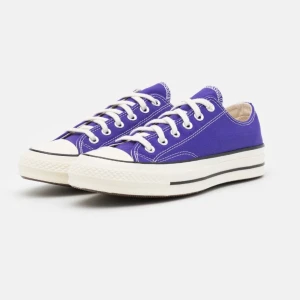  Converse  - Jätte fina nya lila converse, köptes i somras🫶🏻 Dom är använda 2-3 gånger i somras och kommer it mer till användning❤️ dom är i stl 41 men är i små stl( dom passar mig parfekt som har 38 i stl på mina andra skor🌟❤️) frakt ingår!  Priset kan diskuteras!