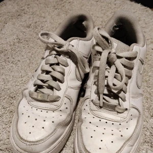 Nike Air force - Använda Nike AIR force. Ett par nya kan kosta från 900-1300 kr och jag säljer dessa för 599 kr. Alla kan ha dem, oavsett kön.