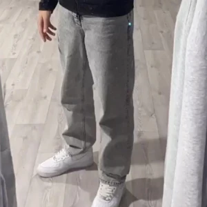 Jeans loose-fit - Ett par skit snygga jeans, dem är i otroligt bra skick, säljer för att dem it kommer till användning längre, skick 9/10.  