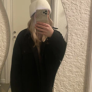 Kappa - En jättefin kappa med fickor på brösten från hm. Inte använd alls mycket, väldigt fint skick. Storlek S men passar även M❤️‍🩹