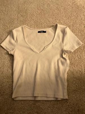 Topp  - En fin topp från Bikbok i storlek M