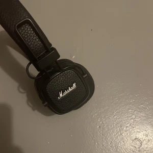 Marshall major 3 bluetooth - säljer mina Marshall då jag aldrig får användning utav dom. har använts enstaka gånger och är i nyskick. laddsladd och sladd till lyssning utan bluetooth ingår inte då jag har tappat bort dom. 300kr+frakt 💓