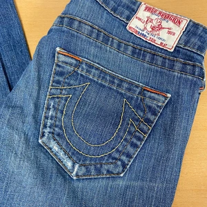 True Religion jeans strl 26 - Jeans från true Religion strl 26. Använda i fint skick. Hämtas hemma hos mig på Kungsholmen 