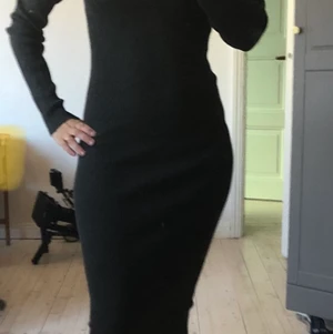 Ribbad stickad klänning Gina tricot  - Strlk L men passar även S och M. Fint skick 