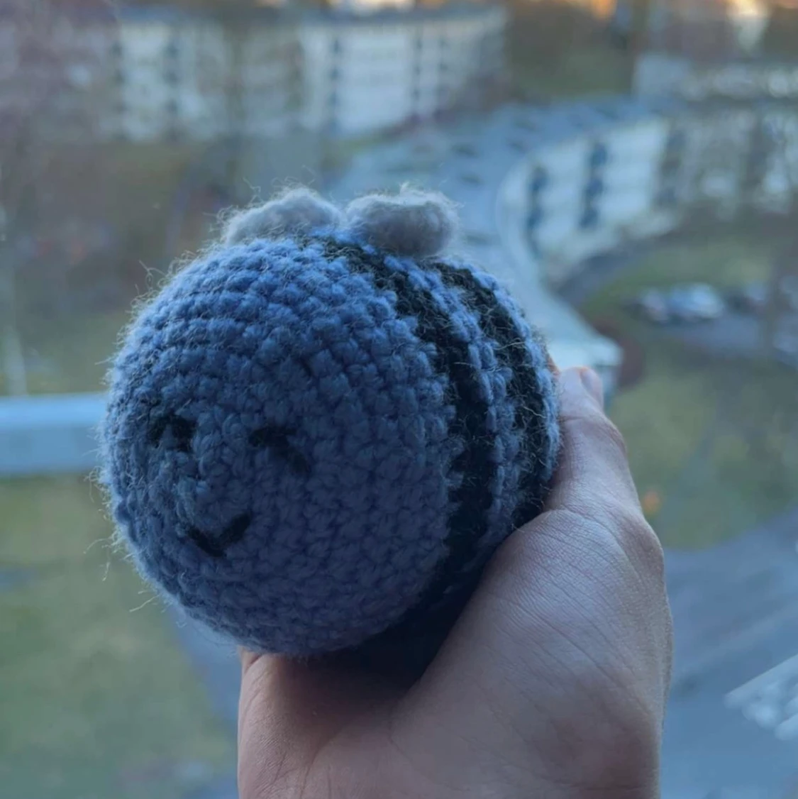 En liten blå virkat bi! 🐝 - 90