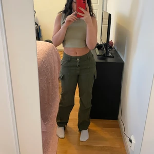 Cargopants - Jättefina cargopants från pull & bear i st 32. Skulle säga att de är midwaist. 