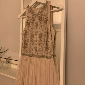 Balklänning  - Säljer denna jättefina balklänning köpt från Zalando 2019 då jag gick ut 9:an. Endast använd på balen och är i nyskick. Dessutom uppsydd av sömmerska så att den passade mig som är 160cm lång + en klack.💗