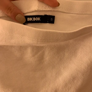 Topp - Säljer denna off-shoulder, långärmade tröjan i ett jättestretchigt och skönt material🌟! Köpt på Bikbok och knappt använd! Storlek S, men skulle säga att den passar Xs- en liten M då den är stretchig💗.