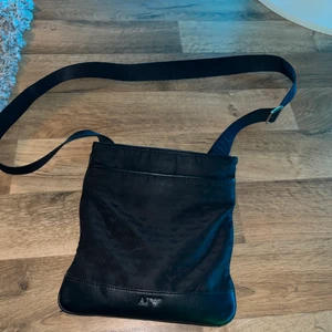 Armani jeans  - Användt den ganska mycket dragkedjan är sönder men de går o laga slut såld typ över allt.