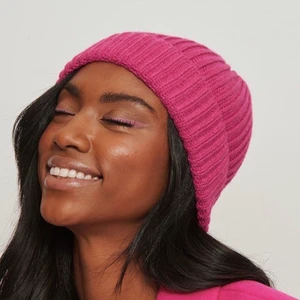 Stickad Rosa NA-KD Mössa  - Superfin mössa från NA-KD köpt för 139kr! Tyvärr kommer den aldrig till användning då jag har en gammal favvo som jag alltid tar i första hand, endast använd en gång alltså är den i nyskick utan skavanker✨🌺