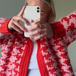 Färgglad kofta  - Superfin och len kofta i fina färger! Slutsåld hos Zara. Säljer på grund av garderobsrensning. Perfekt nu till våren och sommaren att ha till ett par jeans eller över en klänning!