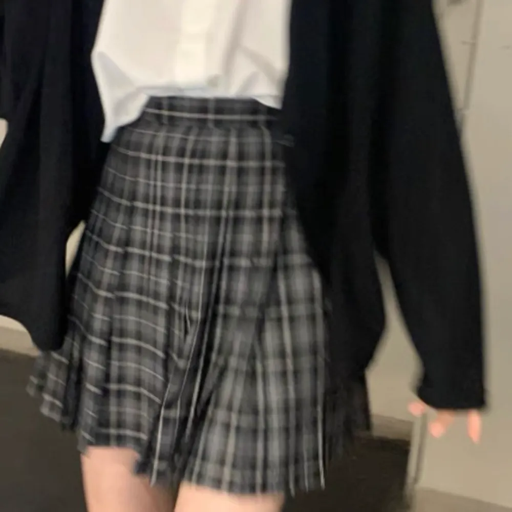 Anime school girl kjol vibes! Kort och flowy! Jättebra kvalitet! Nypris: 35€ Nyskick! Skriv för fler bilder! Passar väldigt bra till det mesta! . Kjolar.