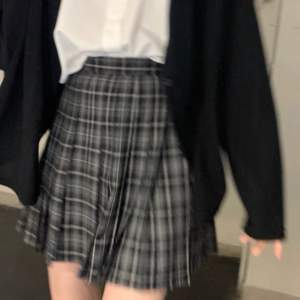 Anime school girl kjol vibes! Kort och flowy! Jättebra kvalitet! Nypris: 35€ Nyskick! Skriv för fler bilder! Passar väldigt bra till det mesta! 