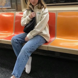 champion sweatshirt  - skitsnygg sweatshirt med zip från champion. ganska bra skick. nypris ca 70$. + frakt 