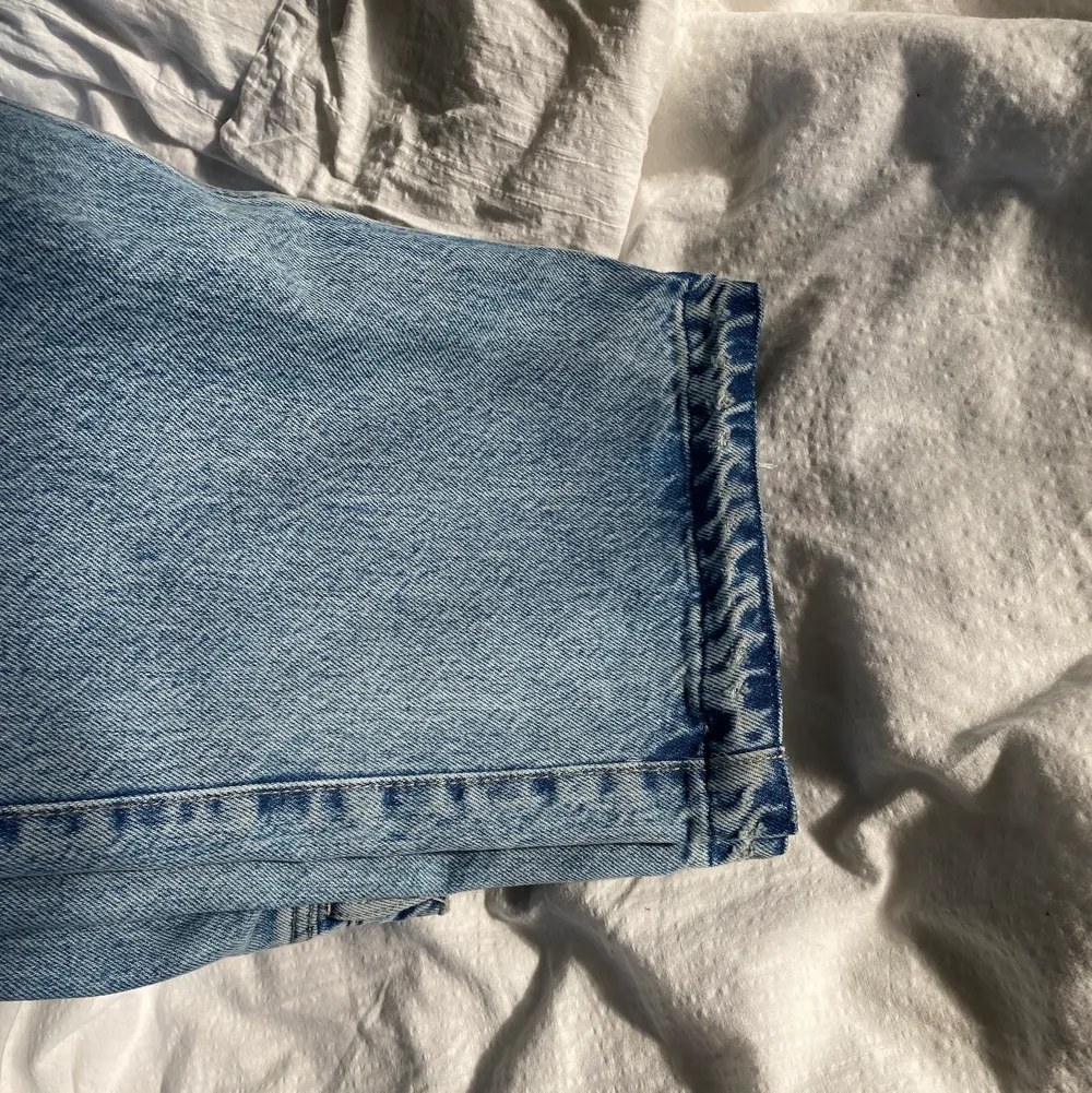 Säljer dessa lågmidjade jeans från weekday i modellen arrow. W 26 L 32. Jag är 166 cm och har sprätt upp sömmen längst ned så att den ska gå ner till marken (sista bilden). Buda privat💕 kolla in min profil. Säljer bland annat linnebyxor. Jeans & Byxor.
