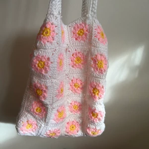 Virkad väska - En väska som jag virkat helt själv, superfin men använder inte. Verkligen helt unik då den är hemmagjord! Storleksmässigt är den lika stor som en vanlig totebag