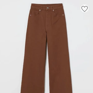Bruna jeans - Säljer mina bruna jeans från hm i storlek 36/S. Aldrig använda endast testade. Inga defekter. Dem är stretchiga och sköna. Skirv privat för fler bilder eller om du har frågor!(lånade bilder)
