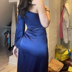 Balklänning/aftonklänning - Sjukt fin balklänning från NAKD i storlek S/36. One shoulder modell i satin material. Aldrig använd. Har även ett litet släp