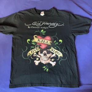 Äckta Ed Hardy t-shirt storlek L  - Ed Hardy t-shirt med love kills slow tryck och tryck på ryggen, är en L men är ganska liten i storlek