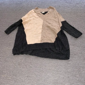 Sweater från River Island - Grå, beige och rosa sweater från River Island köpt i London