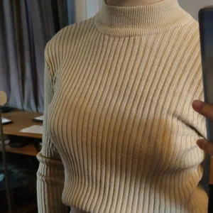 Fina beige turtleneck, Size S - Jättefina beige turtleneck i storlek S. Den sitter figurnara och är i bra skick 😁 Frakt ej inkluderat men priser går att diskutera 🧡(skriv till mig kring fler frågor o bilder)