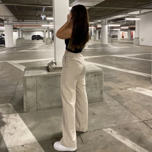 Kostymbyxor  - Beiga kostymbyxor från monki i strl XXS! De är stretchiga i midjan och vida i benen💕 Är själv 169cm och de sitter långt på mig, min vän på bilden är 166cm! Pris: 130kr +frakt 66kr 