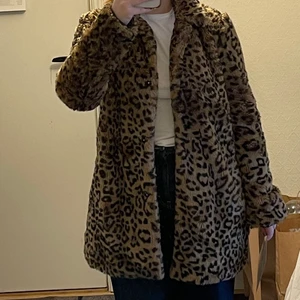 Fuskpäls Jacka  - Fluffig och mysig jacka i fuskpäls och lepoard mönster. Storlek S från Zara, köpt för flera år sen och inte längre min ”stil”. Den är använd men i god skick!! OBS, modellen är inte oversize!! Pris på frakt står nedan💕