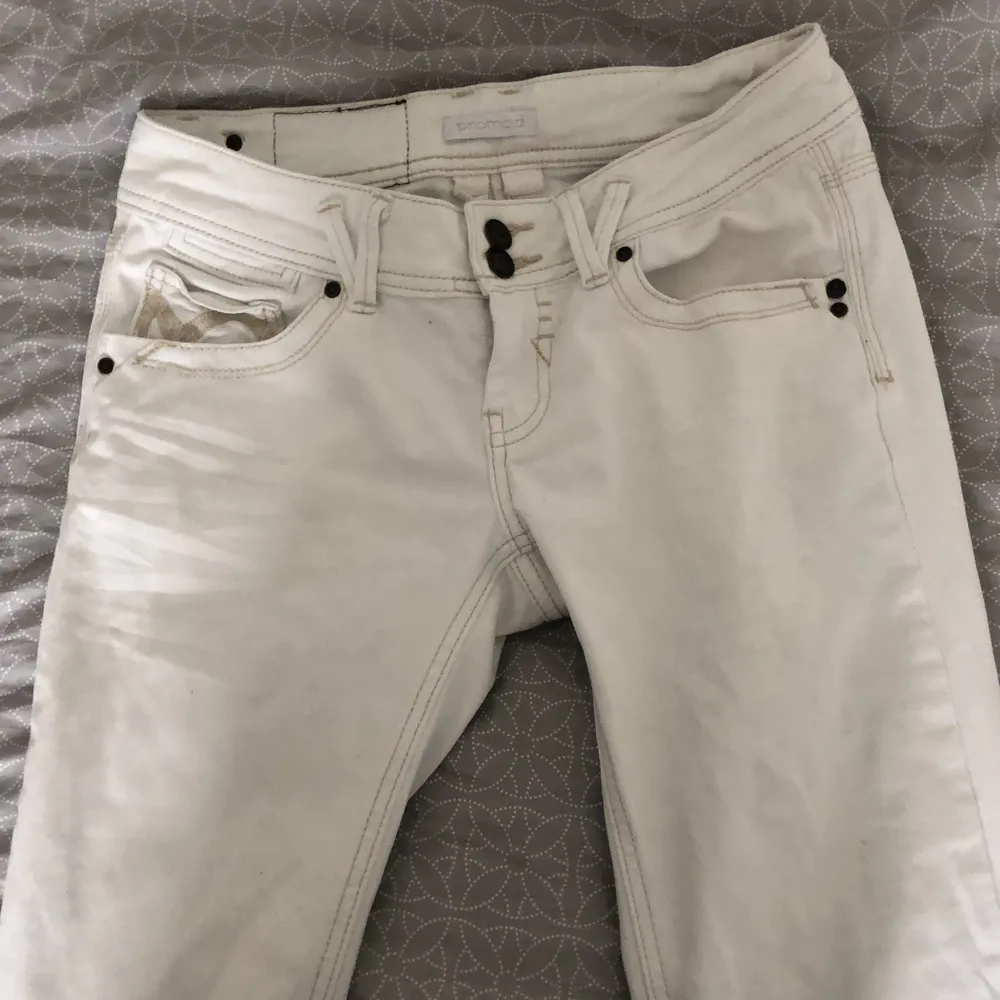 Supersnygga vita vintage lowrise jeans🤍🤗 Inga fläckar. Straight fit typ. . Jeans & Byxor.