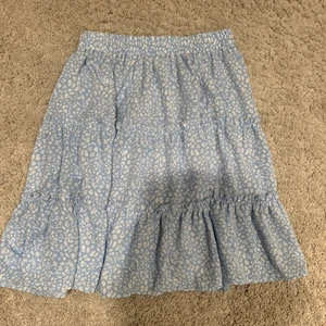 Söt kjol! - Jätte söt kjol från Shein ljusblå med volanger, stl s men är som en xs, 40kr+frakt!💗