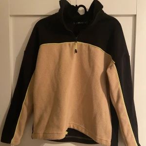 Ziptröja - Ziptröja i fleecematerial, storlek S🖤🤎                                            40kr
