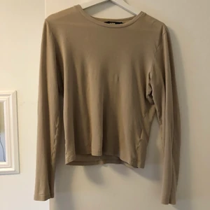 långärmad tröja från bikbok - beige tunn tröja från bikbok. storlek M 🤍