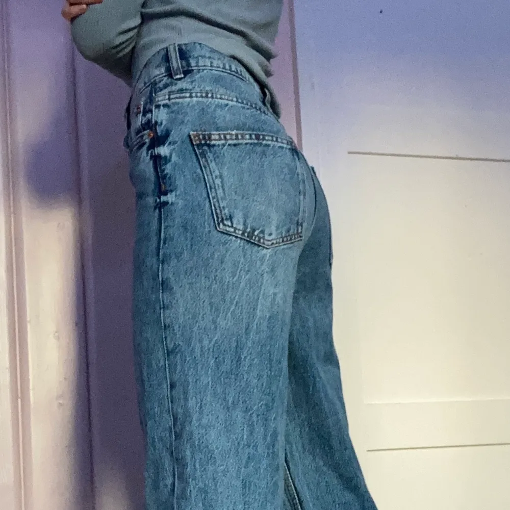 Sköna långa jeans från zara i storlek 36, bara testade! Frakt tillkommer i priset💓. Jeans & Byxor.