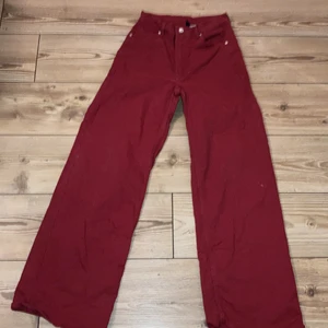 Röda hm jeans - Från Hm. Storlek 36 men passar 34 också. Alla som vet hur Hm jeans är så är den smala upp till och långa. Säljer för att dem inte passar längre. Hyfsat nya så dem är i bra skick. Såg lite smutsiga ut på bilden men jag ska tvätta en extra gång. Användbara och fina. Frakt kan diskuteras ( frakten som står gills inte !