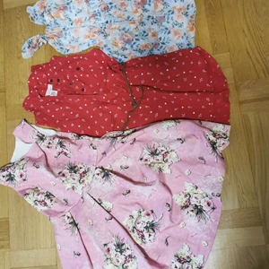 Klänningar  - Superfina. Knappt använda.passar en 8-10 åring.1 för 75kr, alla 3 för 150kr. 
