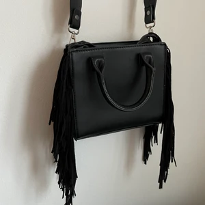 Väska med fransar  - Super söt väska från bershka, det större bandet är avtagbart 🖤