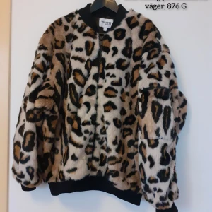 NA-KD PÄLS JACKA STRL 36 - Fin NA-KD jacka i STRL 36, helt &fint skick dock små luddig på muddarna. Djur & rökfritt hem 