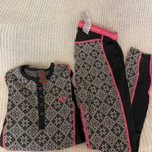 Kari traa underställ rose - Kari traa ullunderställ rose. Håller en varm med endast ett lager. Tröjan är felfri, byxorna har 2 mindre hål. Tröjan i storlek S, byxorna i storlek M. Nypris ca 850 kr/del. 400 för både tröja och byxor. 