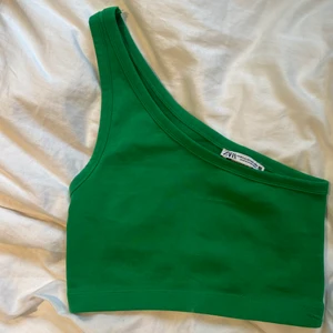 Linne - Jättefint linne från zara💚 (bud+frakt📦! Frakten kan vara 45kr utan spårning eller 66kr med spårning)  höj med minst 10kr! ⚠️Eller köp direkt för 250kr⚠️