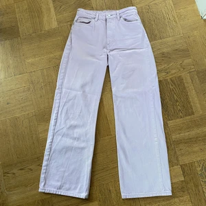Monki Jeans Yoko  - Lila Yoko jeans från monki. Storlek 27 i midjan och 32 i längd. Passar perfekt nu till våren/sommaren.💜 Själjer på grund av att jag har vuxit ur dem. Frakt tillkommer men pris kan diskuteras.