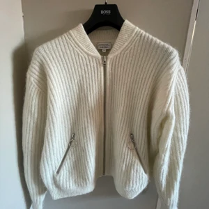 Cardigan - And Other Stories - Säljer nu min cardigan från And Other stories då den ej kommer till användning längre. Mycket sparsamt använd. Strl M men passar mig som är S.