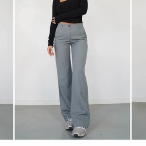 Kostymbyxor  - Sjukt snygga kostymbyxor från venderbys i färgen ljus petrol🤍 Fick hem idag o de är aldrig använda och lappen är kvar. Med frakt kostar de ca 700 kr nya, säljer då jag vill köpa svarta istället och dyrt att returnera🤍 Modellen på bilen är 170 cm, de är något långa på mig som är 164. 